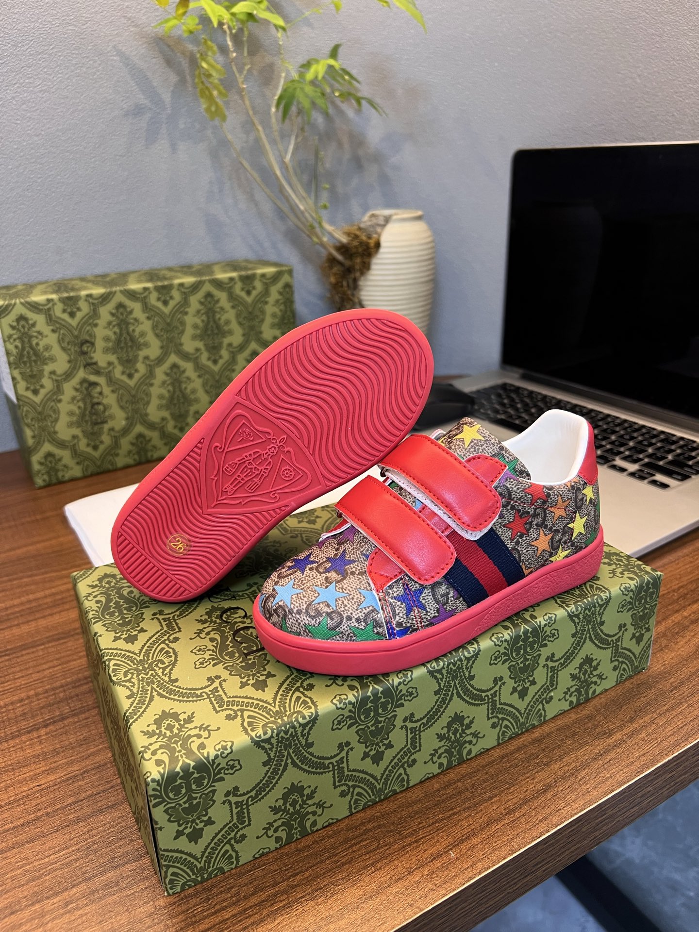 Children's shoes child